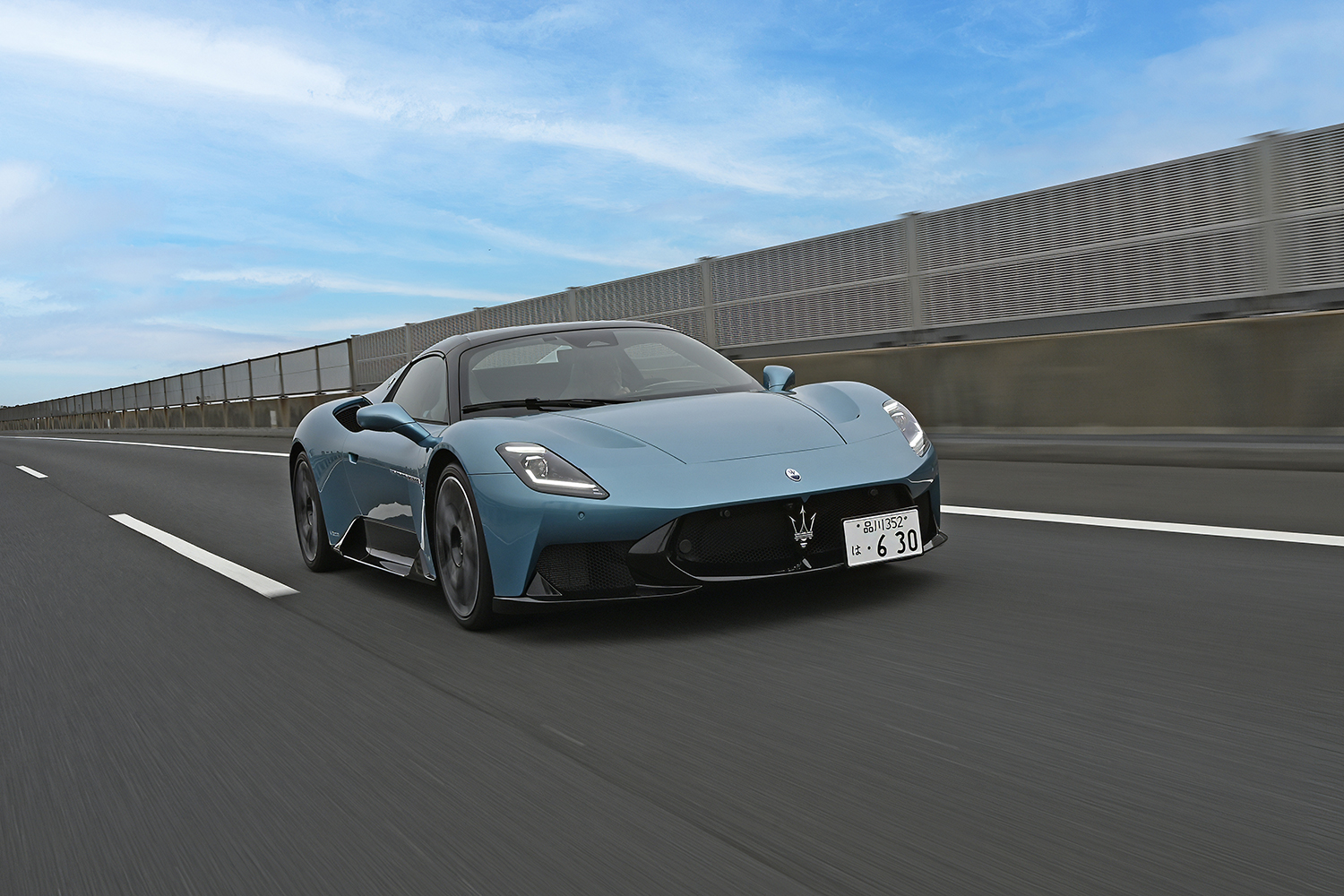 マセラティMCプーラ・チェロの走行シーン