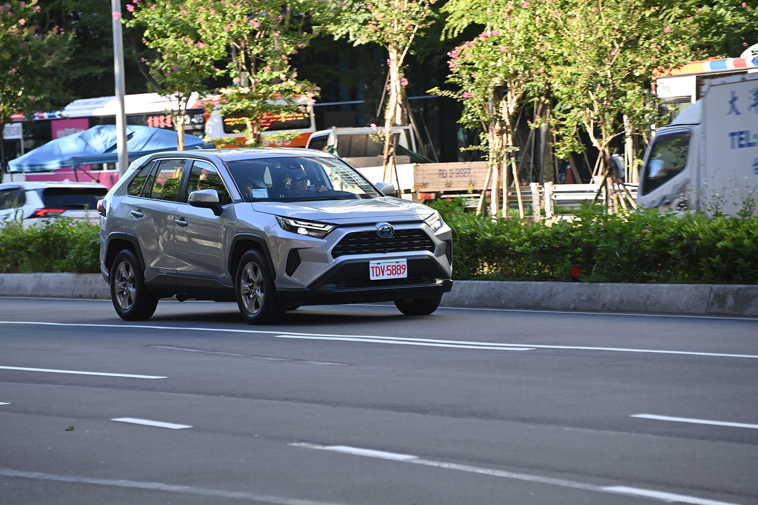 台北市街を走るトヨタRAV4