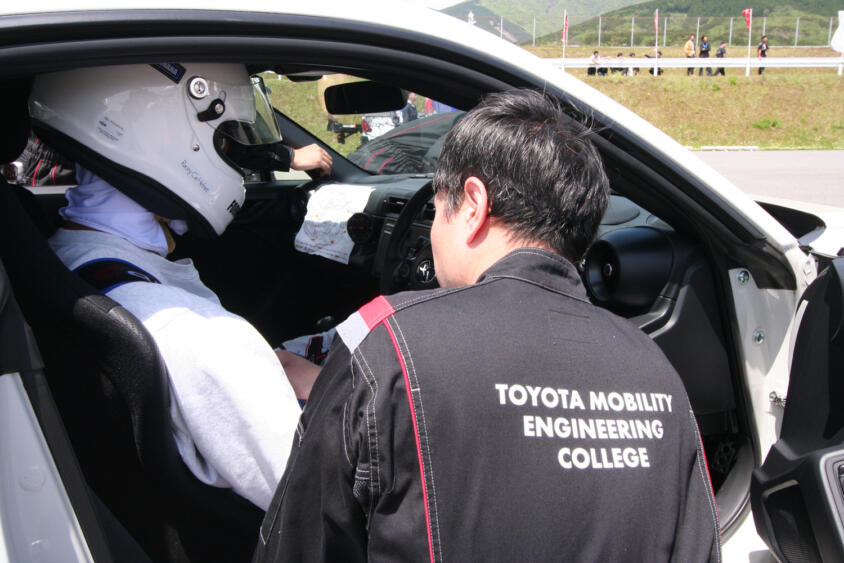 自動車部の学生たちが鎬を削る「フォーミュラジムカーナ」の安全は「トヨタ整備学園」が応援する！　新たな協賛として「学校」が加わったワケ
