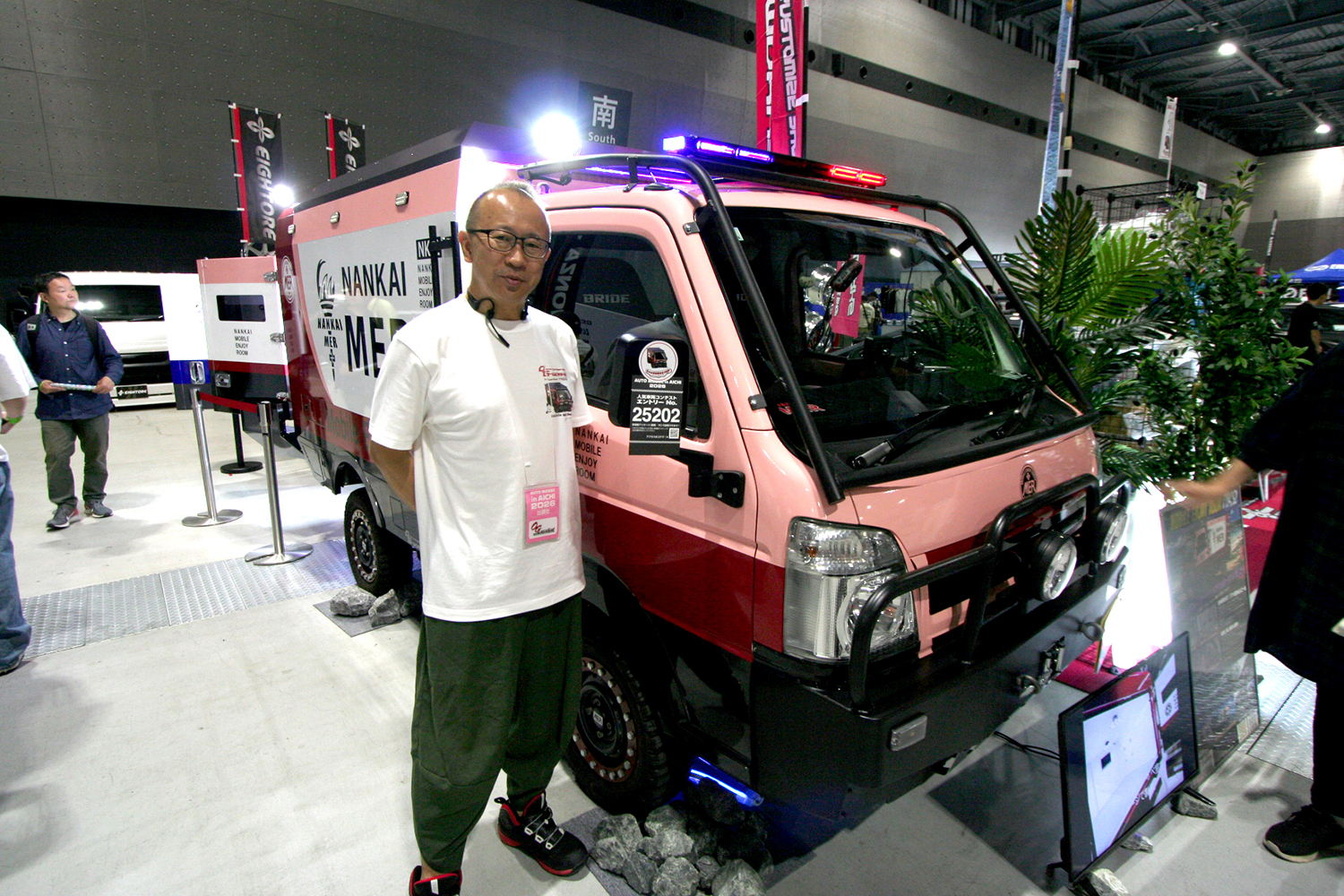 NANKAI MERのER車両のレプリカ軽トラとOGワークスの加藤さん