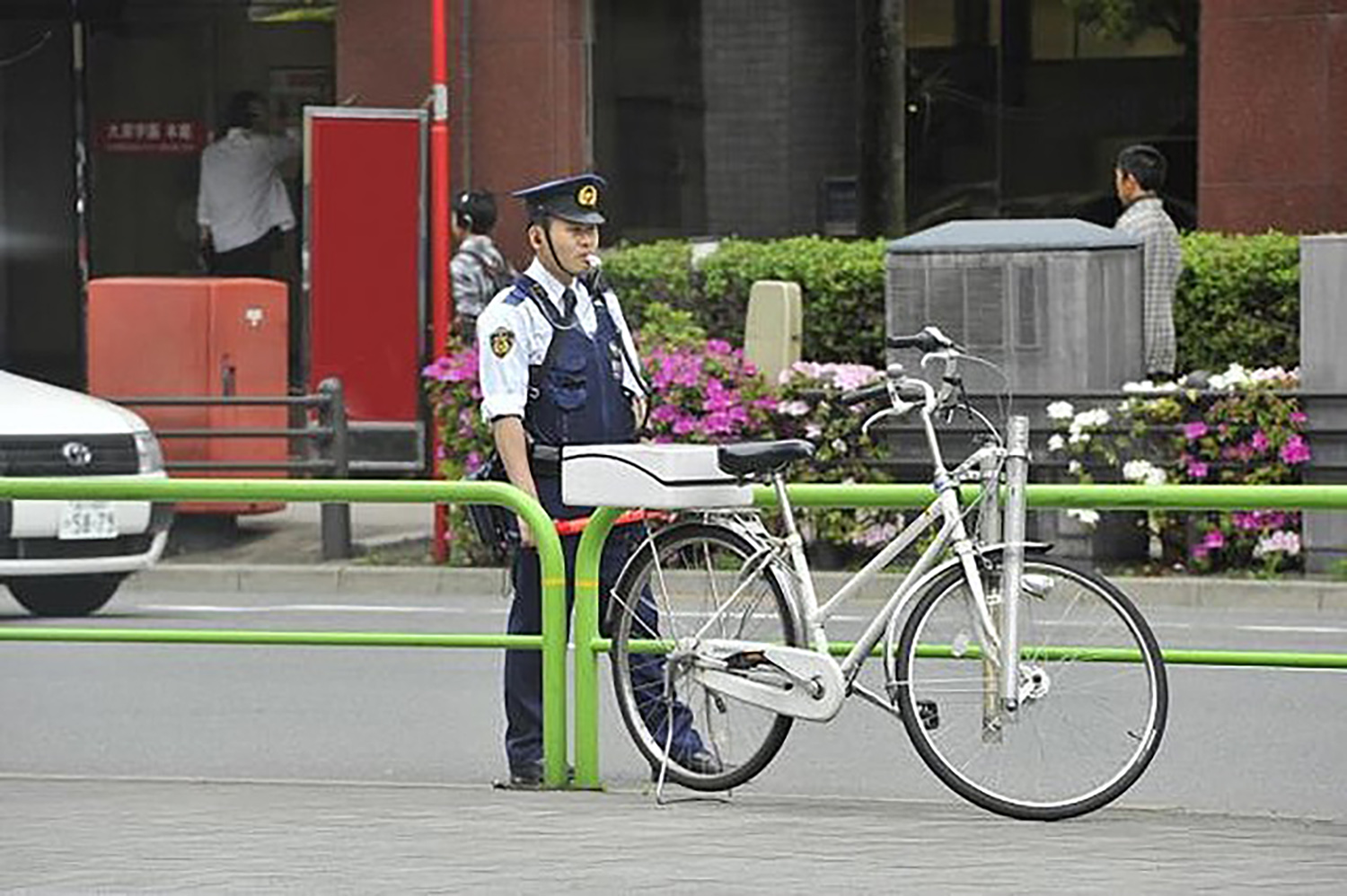 取り締まりをする警察官