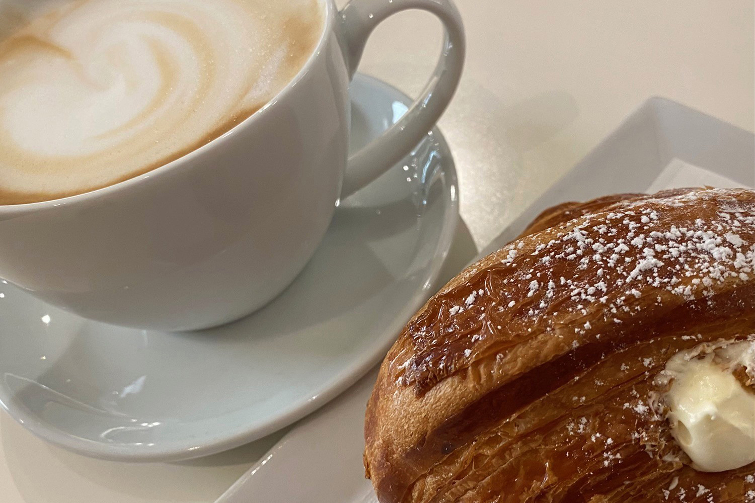 イタリアのカプチーノとクロワッサン