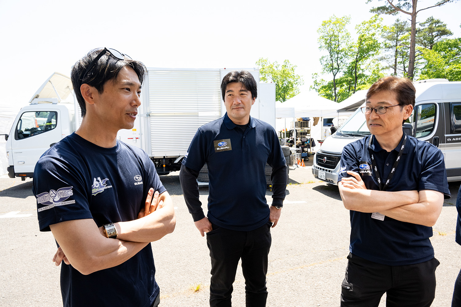 山内選手と花澤選手とスーパー耐久Team SDA Engineeringの本井代表