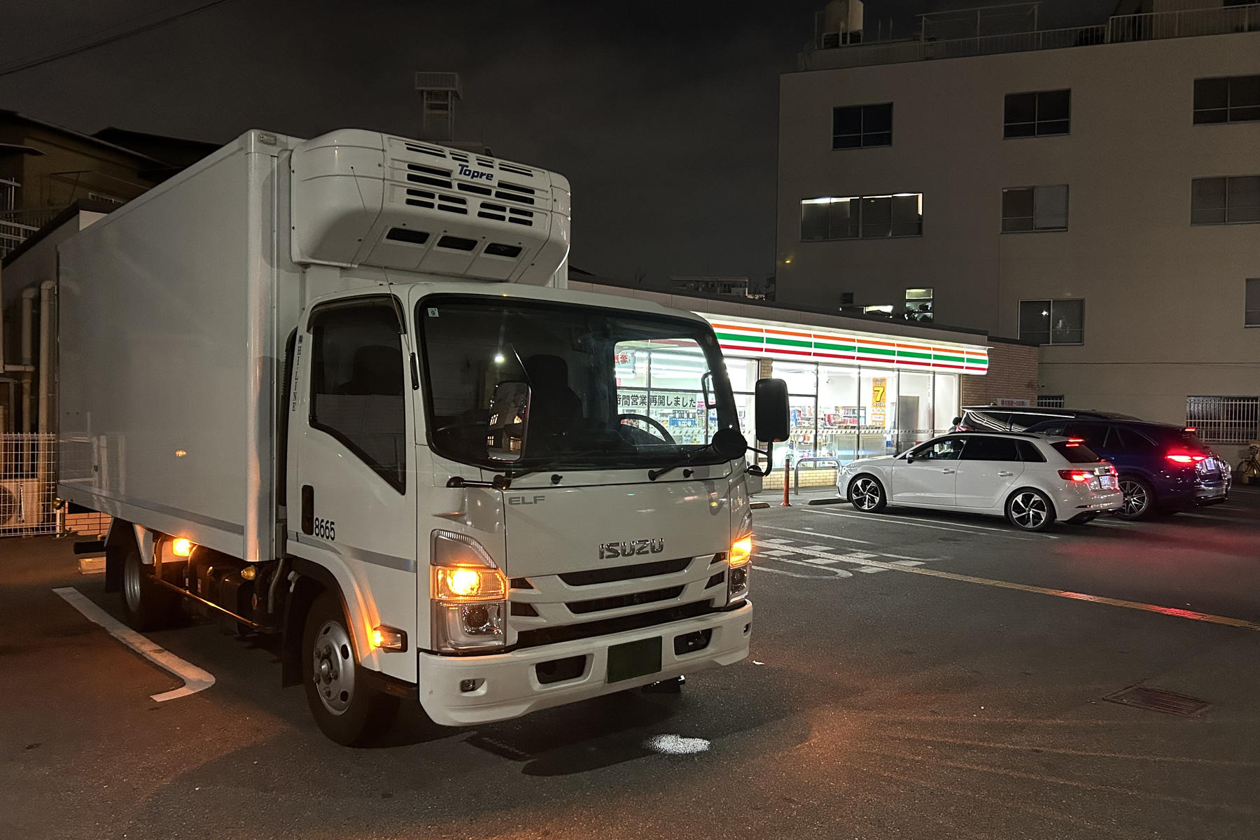 コンビニの駐車場に停められたトラック
