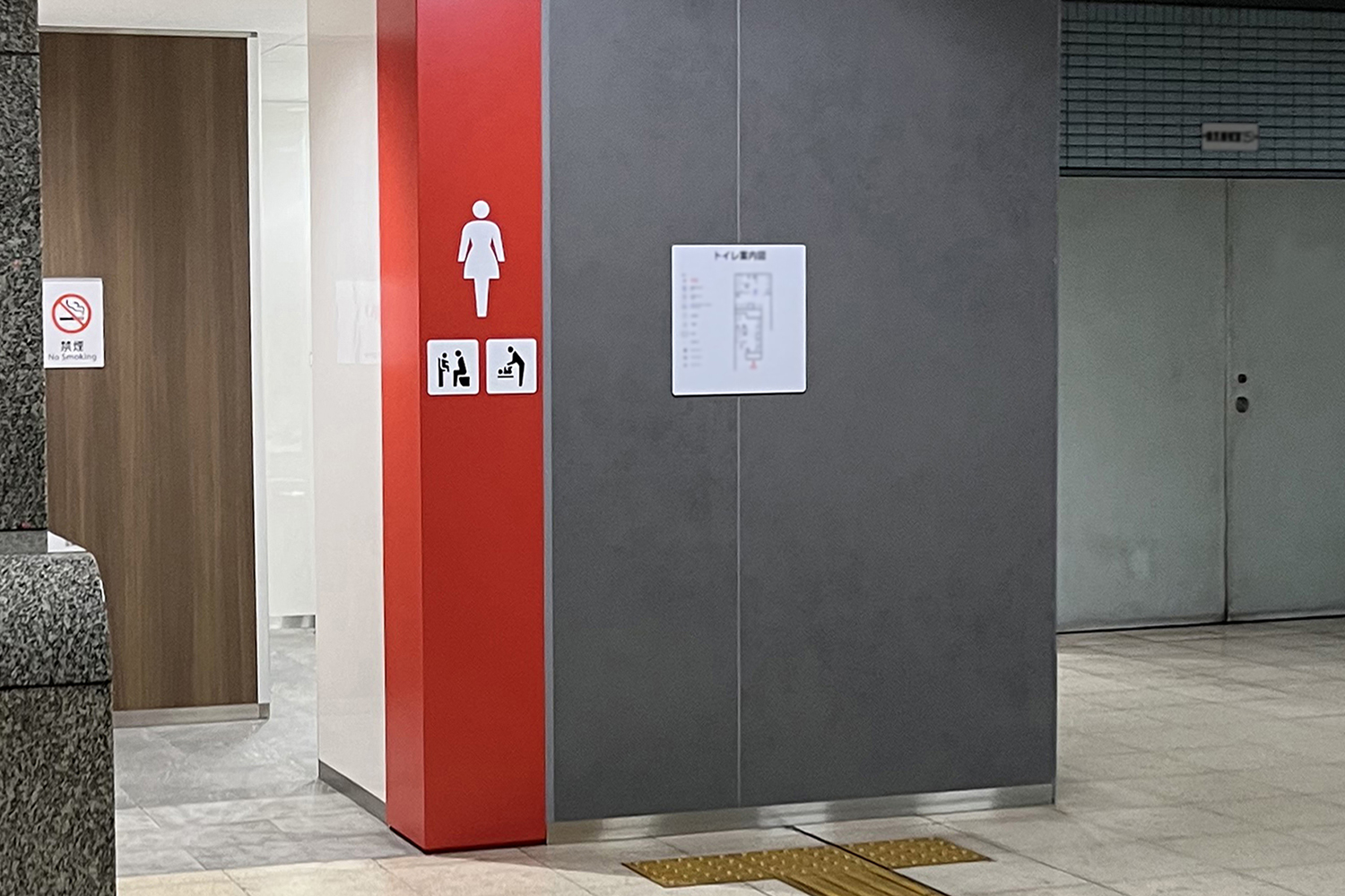 女子トイレの入口