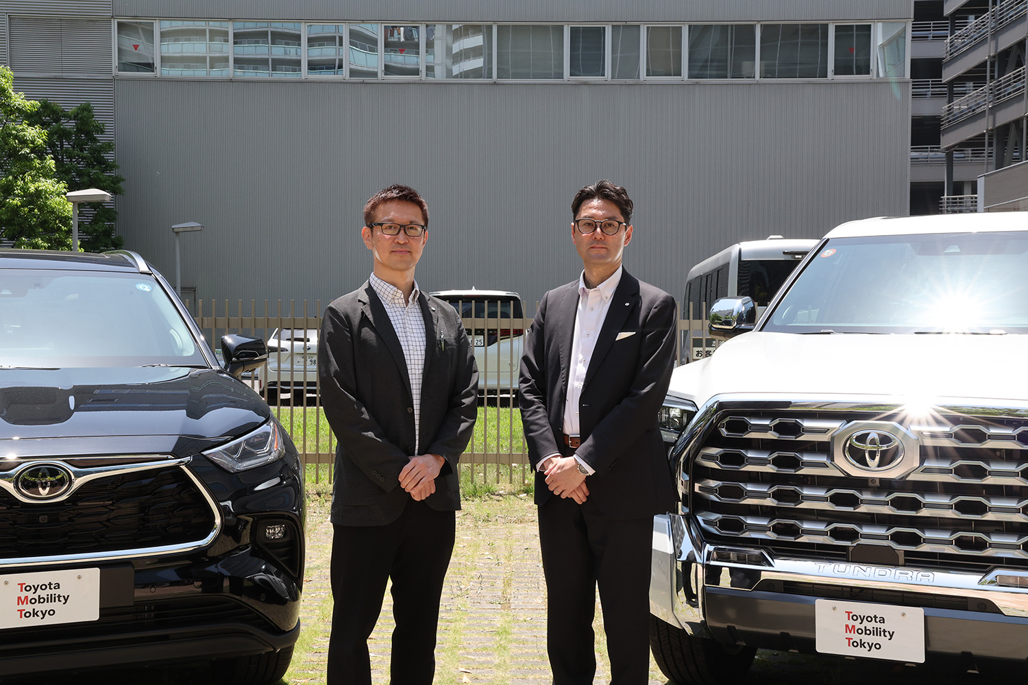 トヨタ自動車 日本商品・受給部の水藤さん（左）とトヨタモビリティ東京 トヨタリージョン統括部importの新井さん（右）