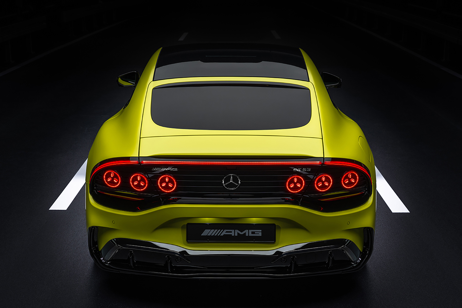 メルセデスAMG GT 4ドアクーペの真正面リヤスタイリング