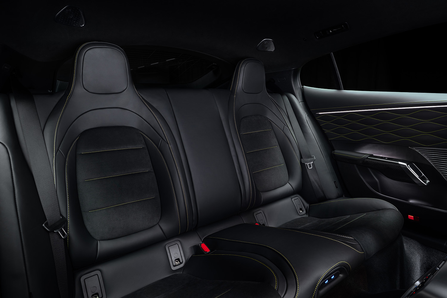 メルセデスAMG GT 4ドアクーペのリヤシート