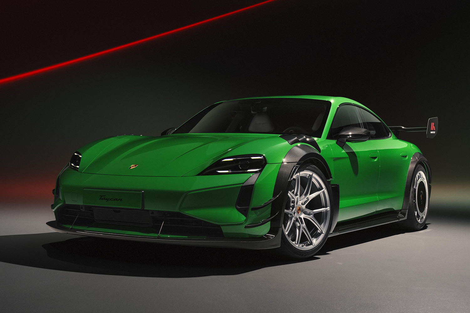 ポルシェ・タイカンターボGTマンタイキット装着車のフロントスタイリング