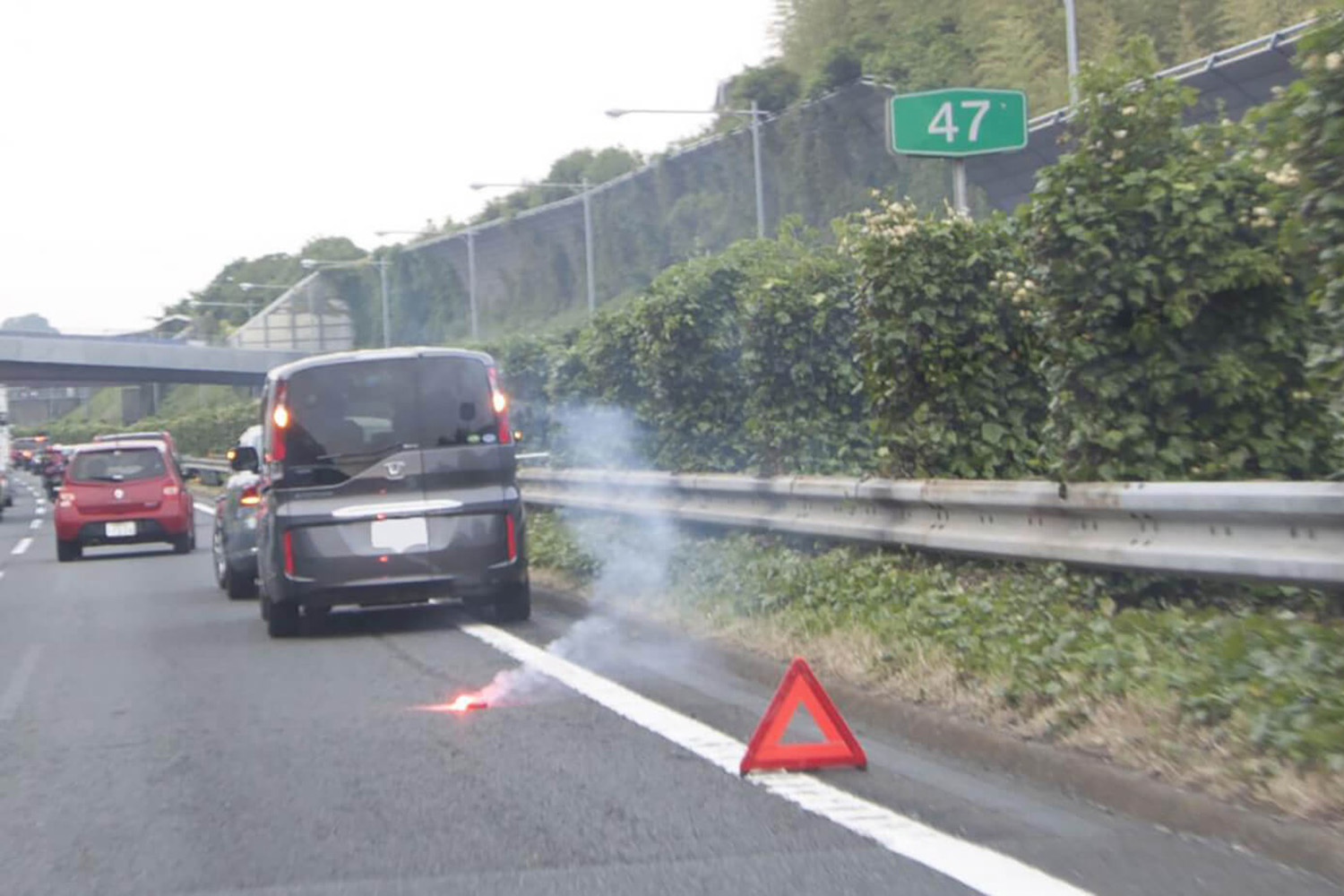 発煙筒をたいて停車する車両