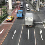 【画像】「あれ、右折すんのもう一個先だ」……右折レーンに入っちゃったけど「やっぱりやめて」直進するのって違反？ 〜 画像1
