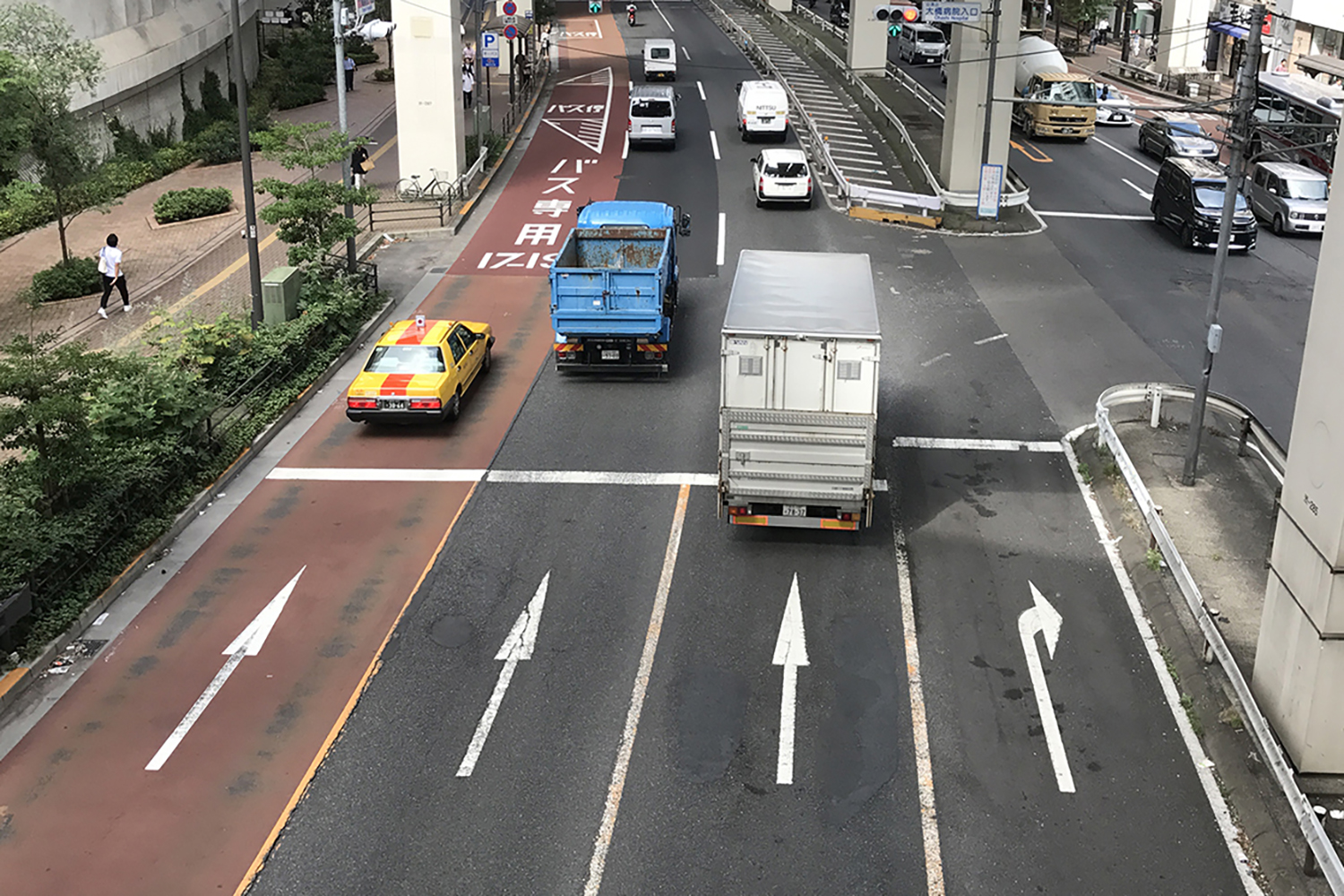 右折車線のある道路