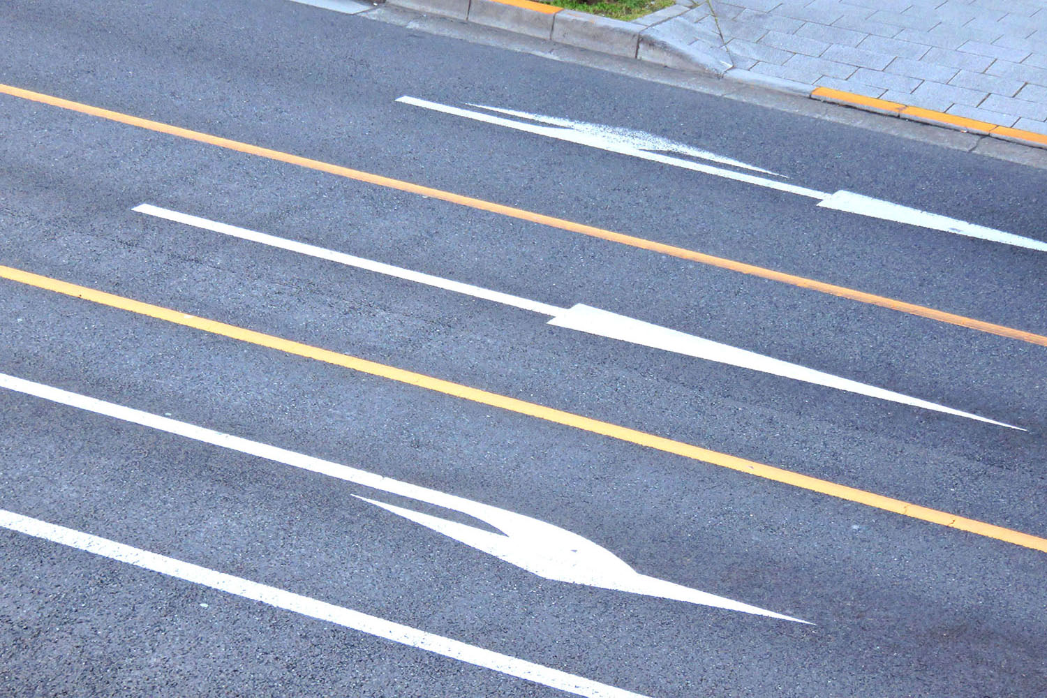 右折車線のある道路