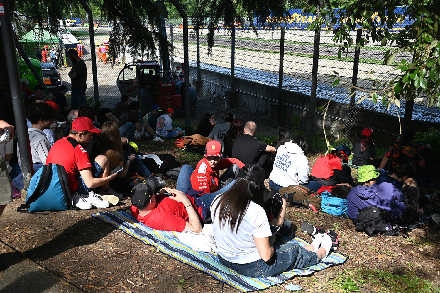 サーキット隣接の公園から感染する住民