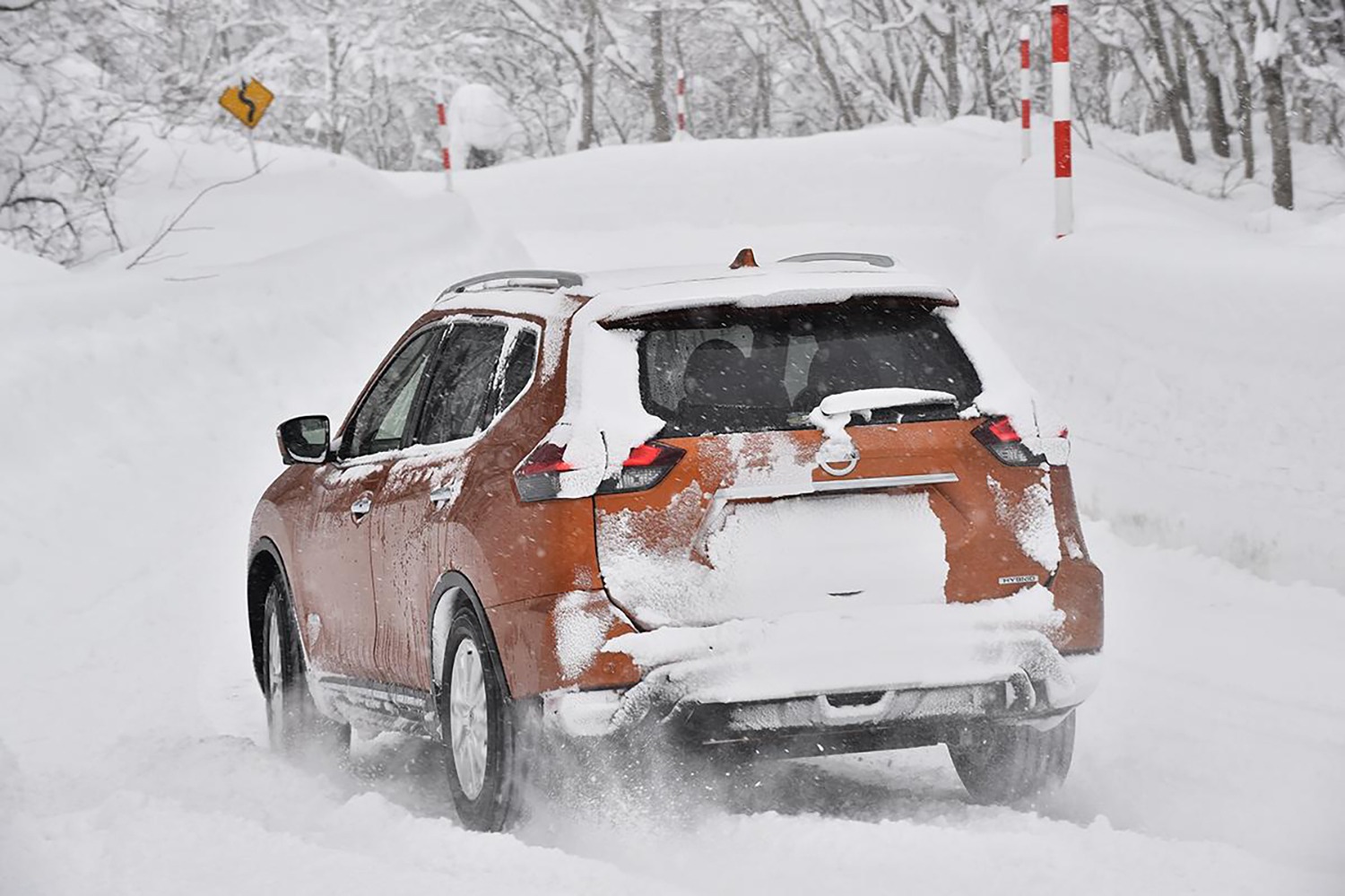 雪道を走行する車両