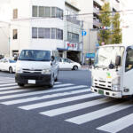 【画像】「対応車線の左折車も連なってるし……隙間で右折！」は反則金アリの立派な違反!!　今一度確かめたい「右折」のルール 〜 画像1