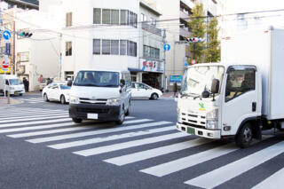 交差点では直進車や左折車が優先