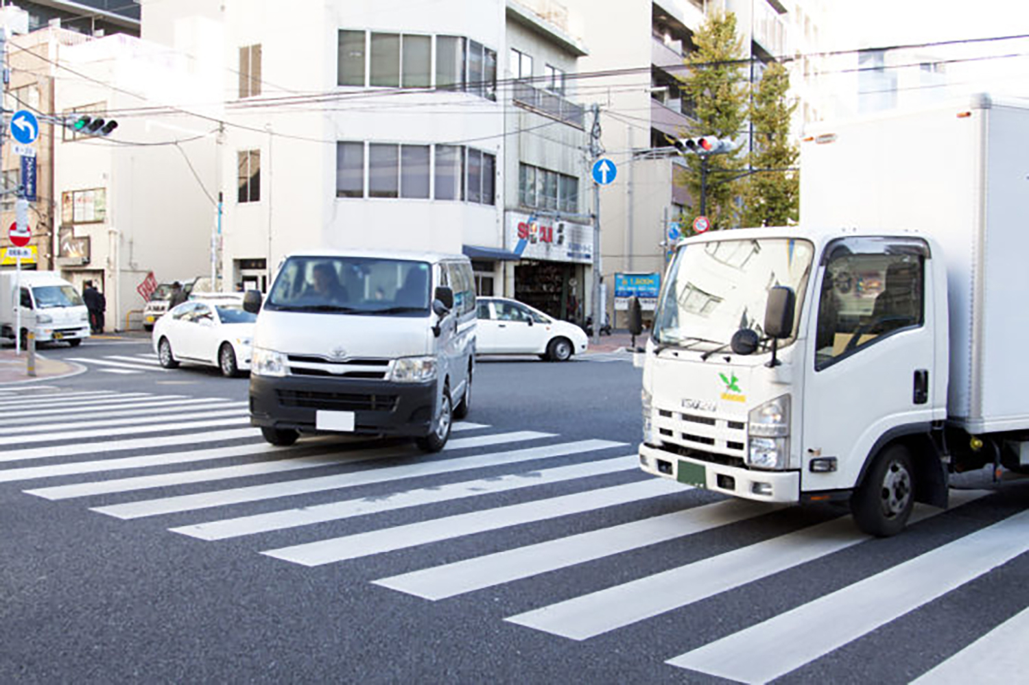 交差点では直進車や左折車が優先