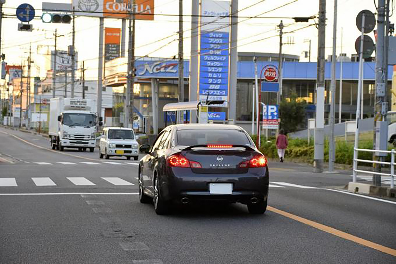 交差点で右折する車両