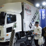 【画像】片っ端から座りまくって納得したシートを愛車に装着！　イベントならではのシート選びができる「BRIDEブース」【AMA2026】 〜 画像3