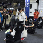 【画像】片っ端から座りまくって納得したシートを愛車に装着！　イベントならではのシート選びができる「BRIDEブース」【AMA2026】 〜 画像4