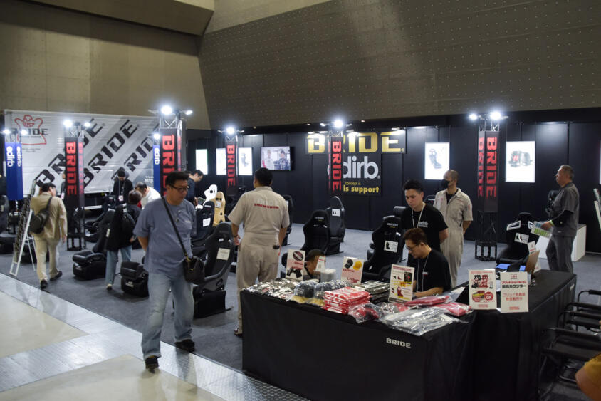 片っ端から座りまくって納得したシートを愛車に装着！　イベントならではのシート選びができる「BRIDEブース」【AMA2026】