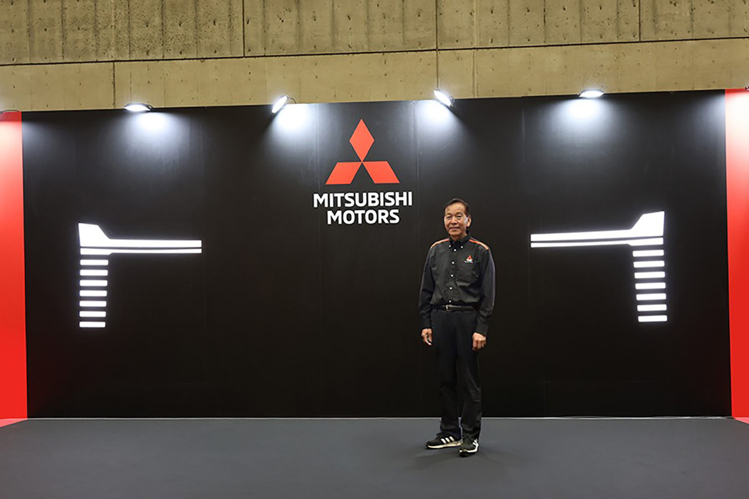 増岡氏と次世代クロスカントリーSUVのティーザー