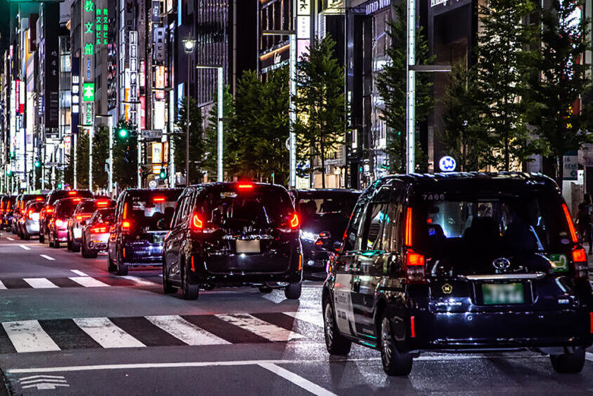 横断者がいないのに対向車が横断歩道の手前で一時停止していたらコチラも停まらないと違反！　まったく知られていない道交法の解釈で取り締まられる例が増えていた!!