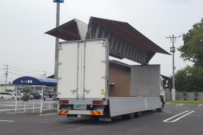 日本の物流現場が生み出した大発明！　ウイング車がもたらした多大なるメリット