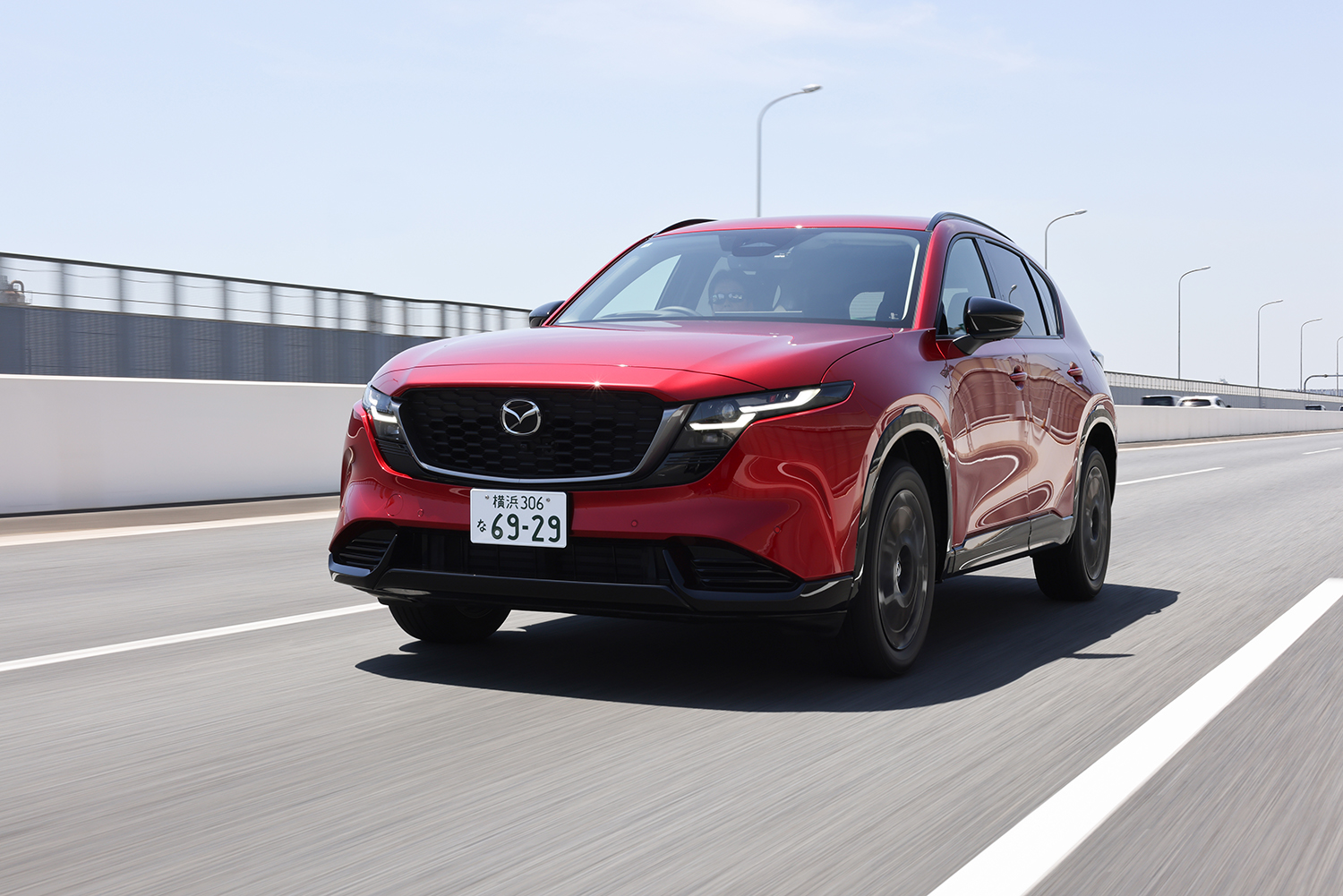 新型CX-5のLグレードの走行シーン