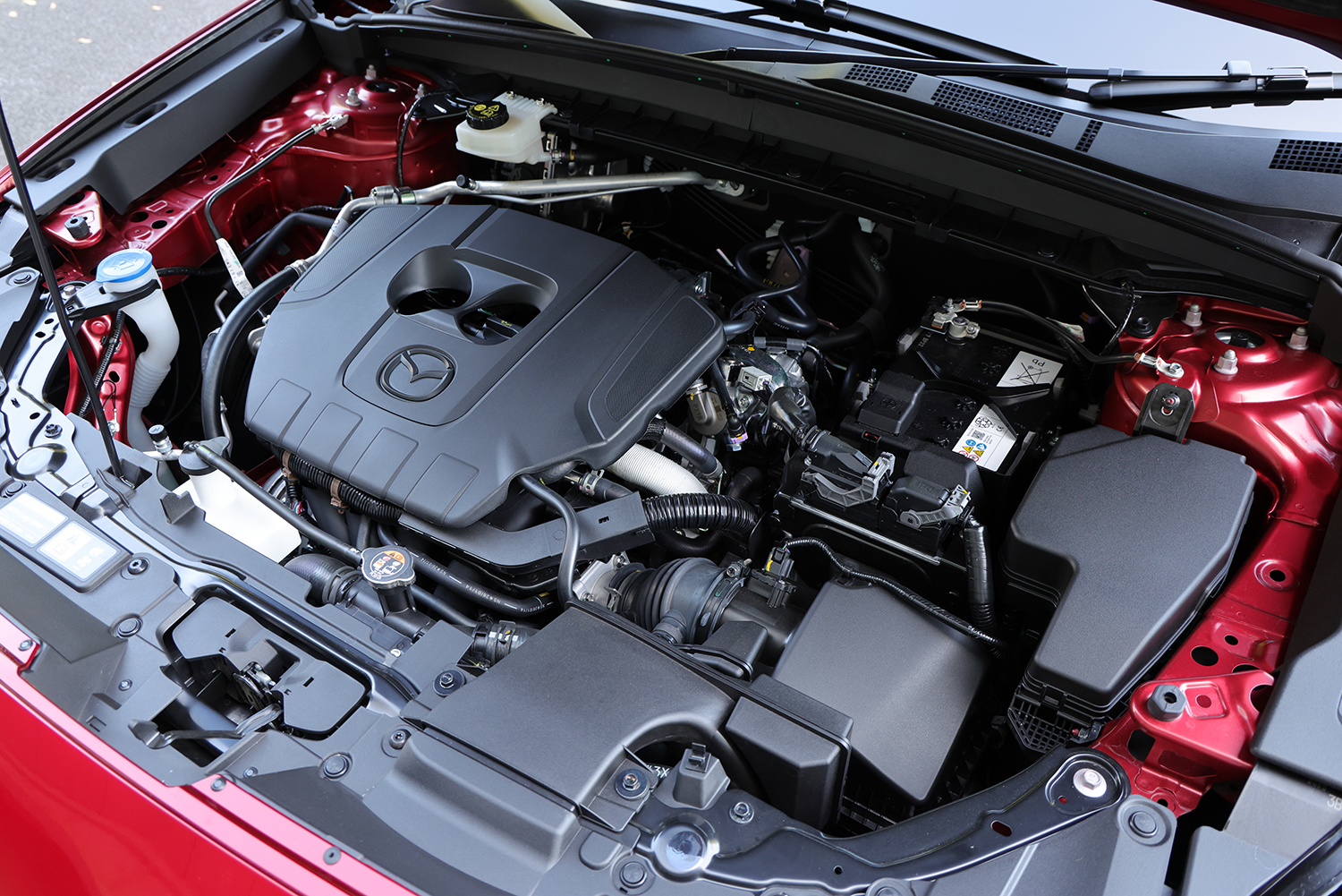 新型CX-5のエンジンルーム