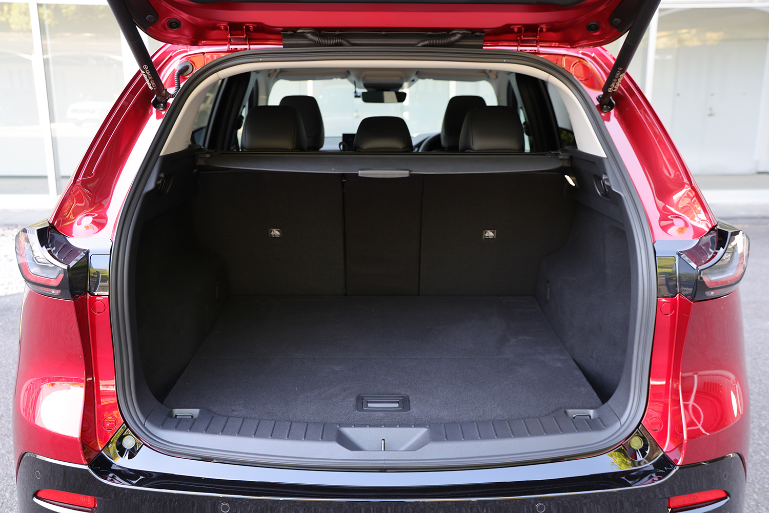 新型CX-5のラゲッジルームとトノカバー 〜 画像21