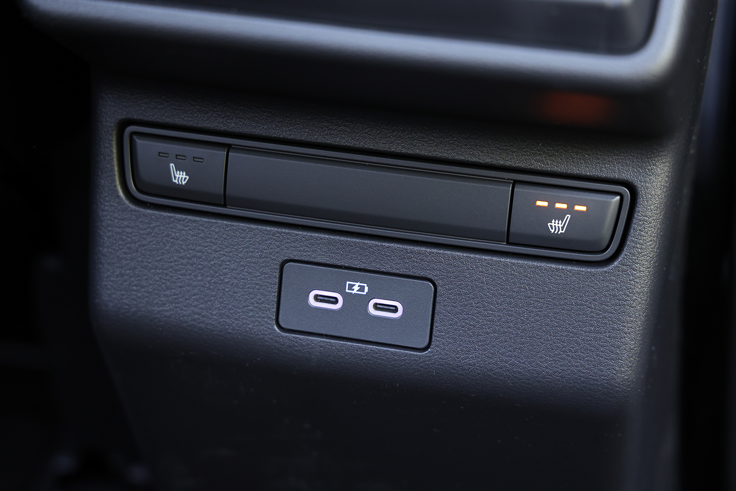 新型CX-5のリヤシートヒーターと後席USBソケット 〜 画像35