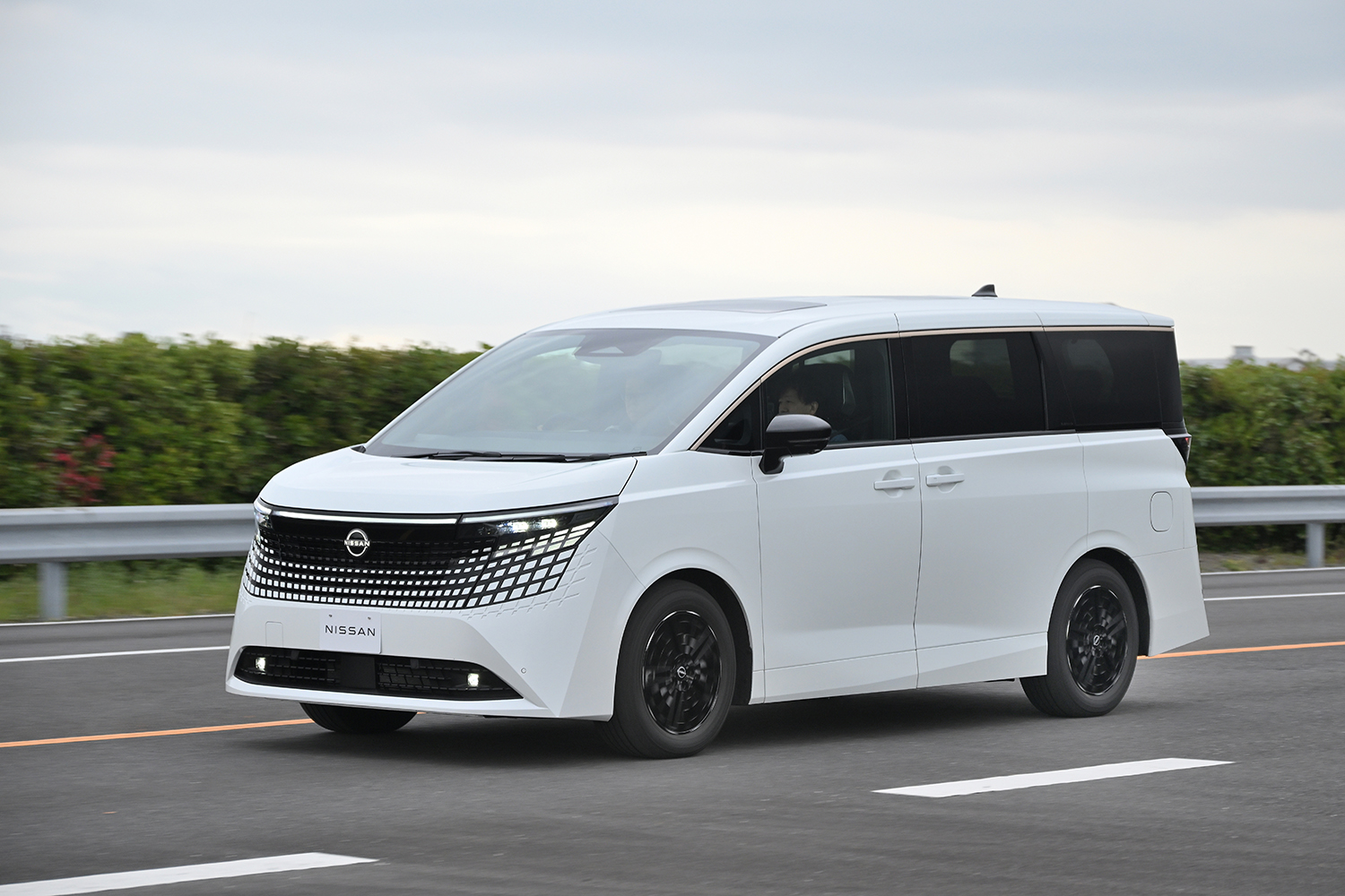 新型エルグランドの走行シーン 〜 画像56