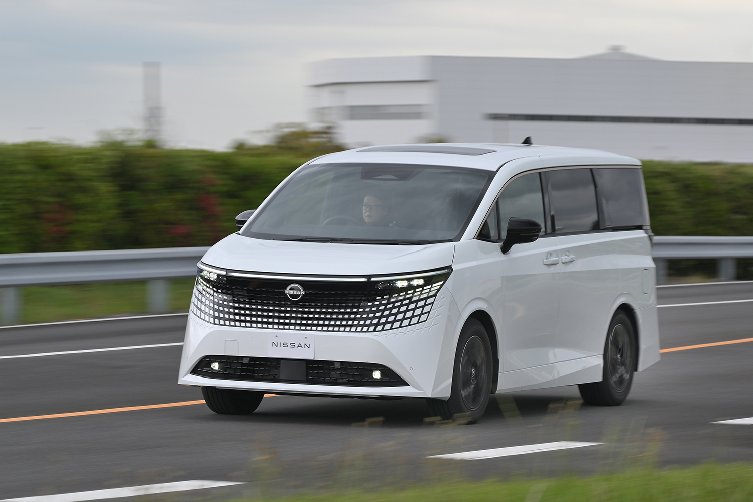 新型エルグランドの走行シーン（フロント）