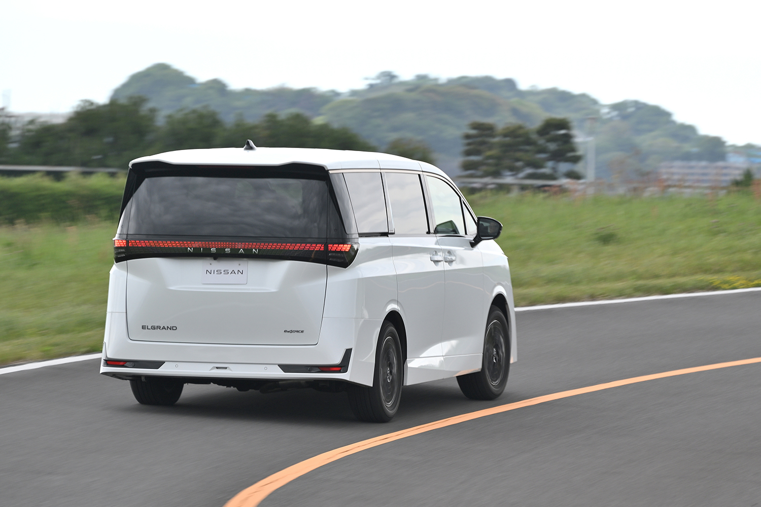新型エルグランドの走行シーン（リヤ）