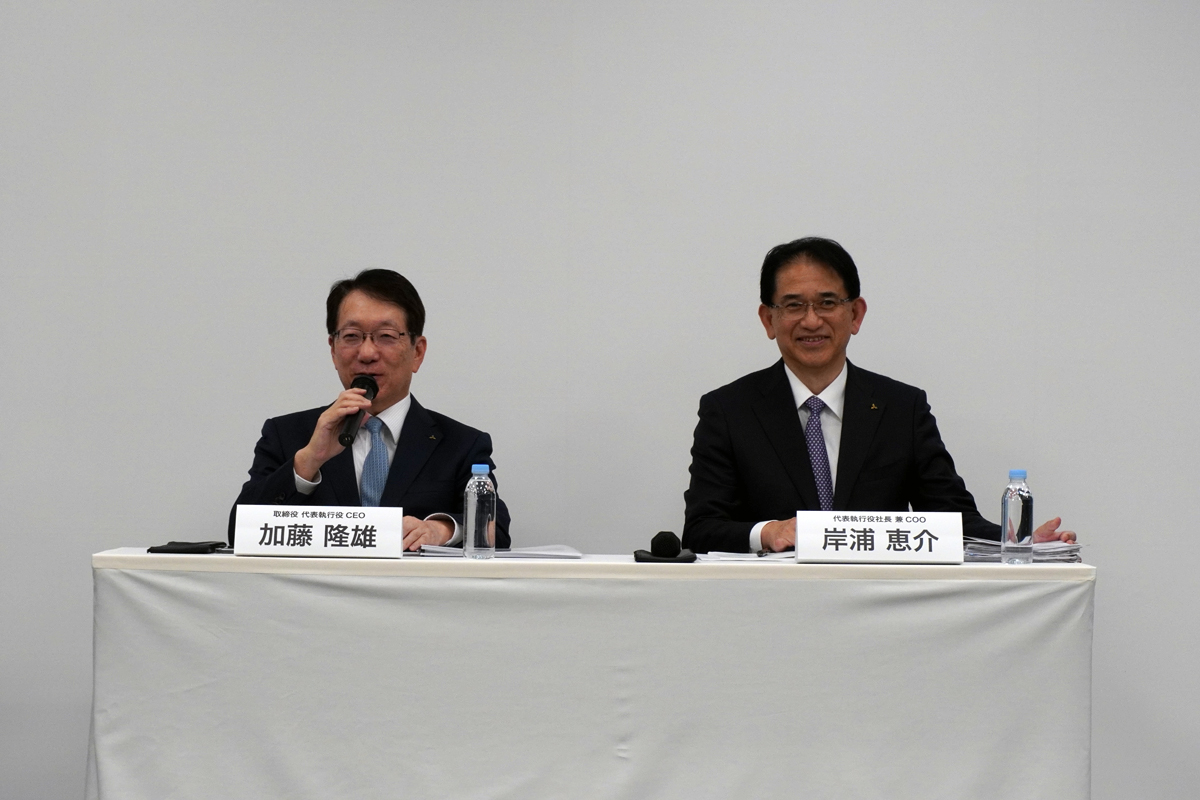会見する加藤CEOと岸浦社長