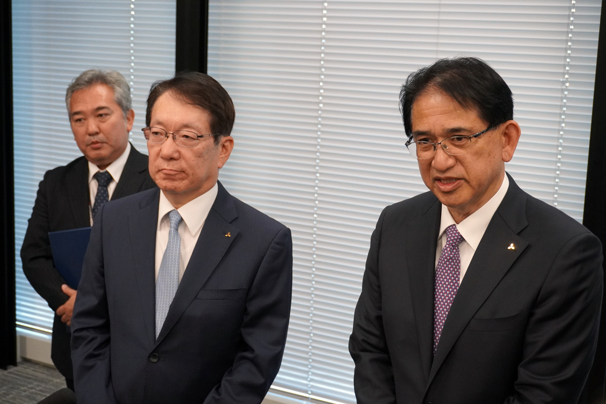 囲み会見で回答する岸浦社長
