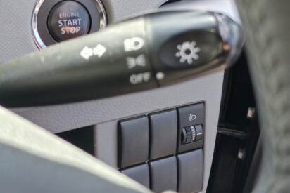 クルマを買って10年……１度も触ったことなかったなんて人も多数！　運転席付近にある「謎の数字の書かれたダイヤル」って何に使う？