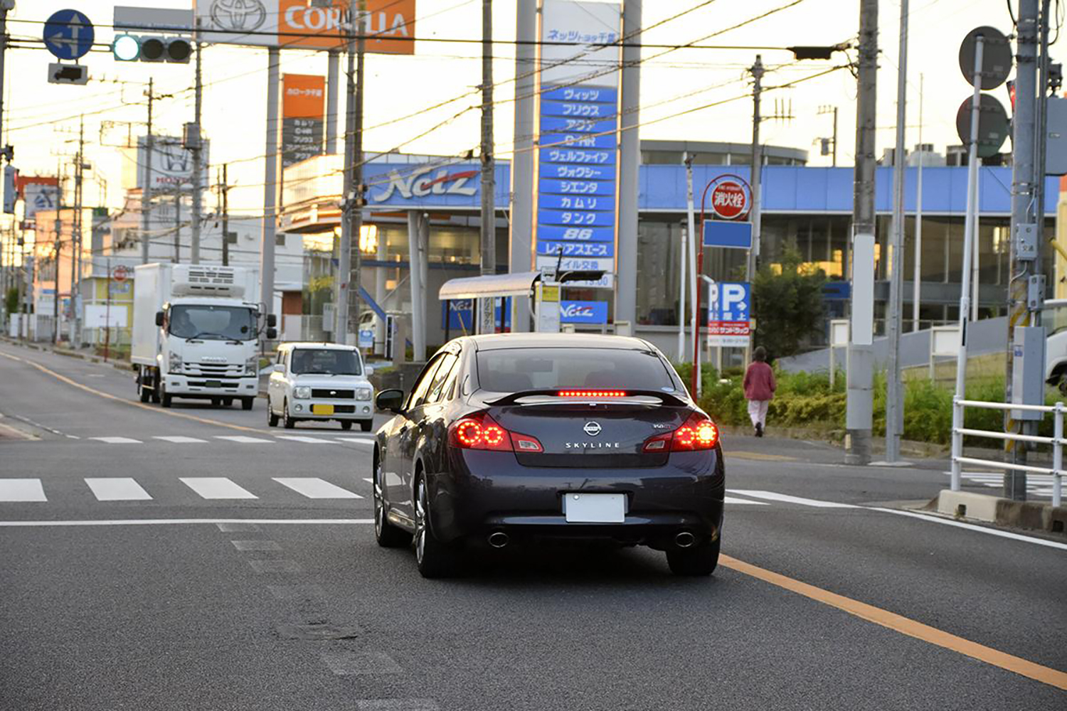 右折待ちのクルマのイメージ