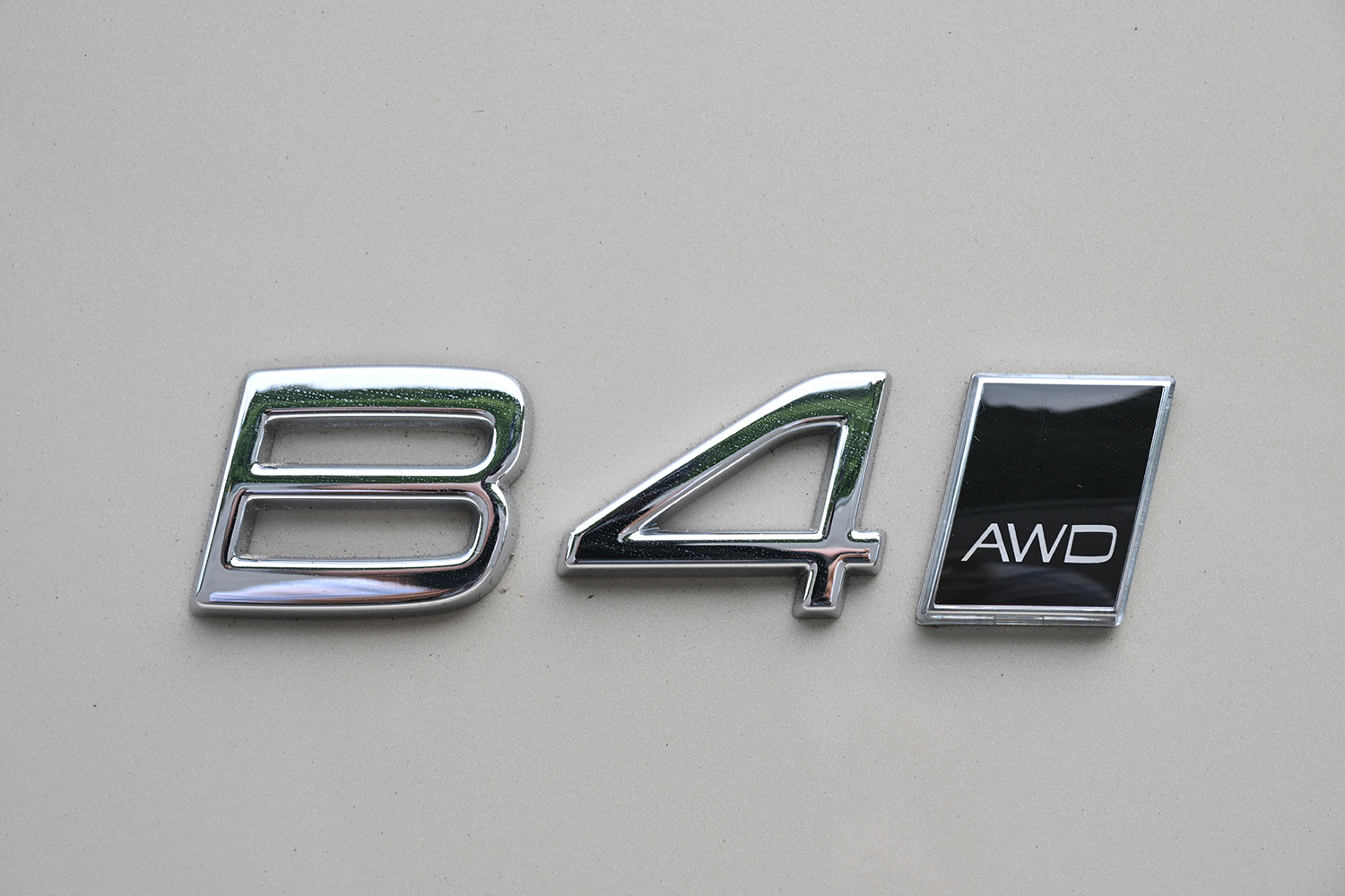ボルボ XC40 ウルトラB4 AWDのエンブレム