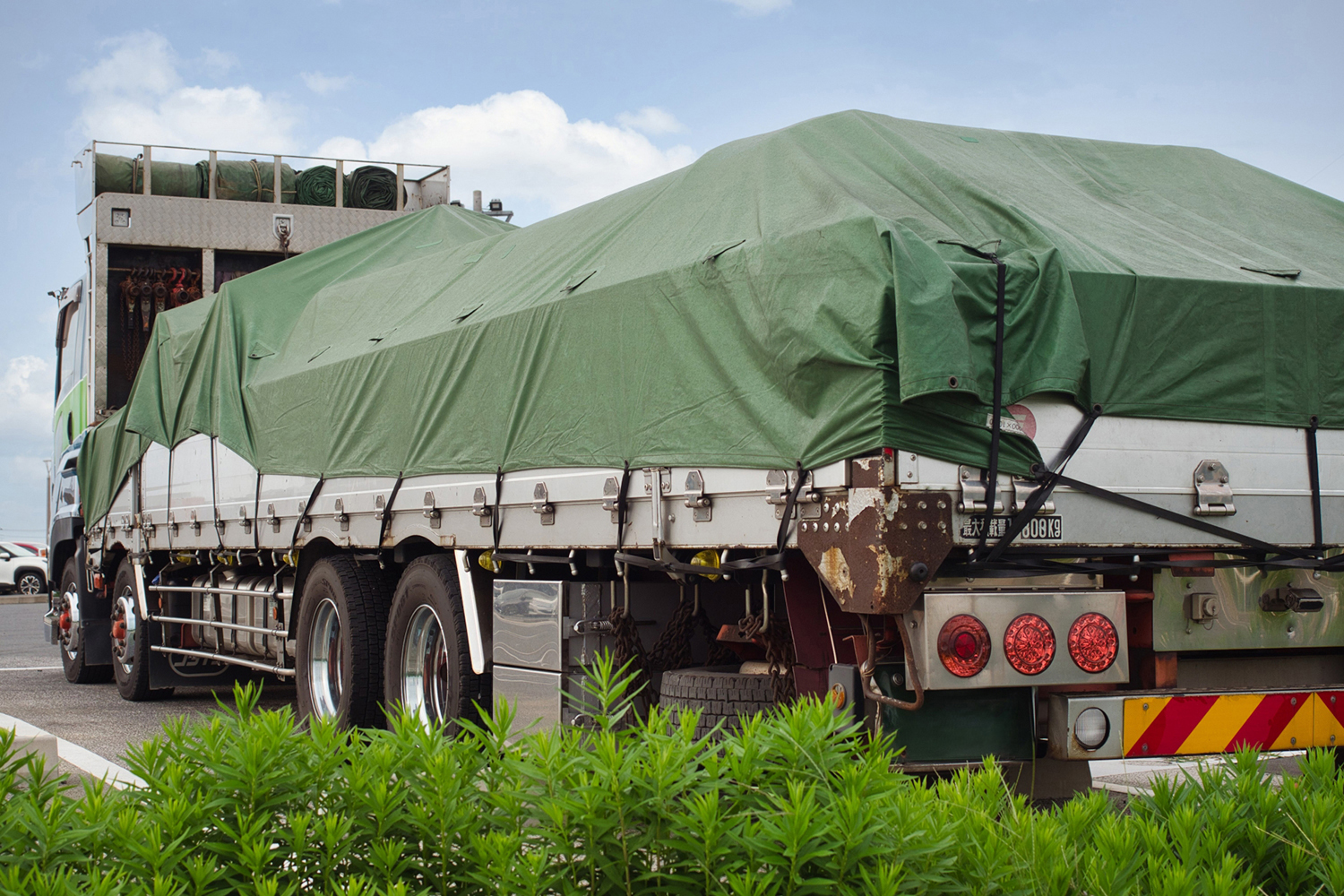 シートをかけたトラックの荷台