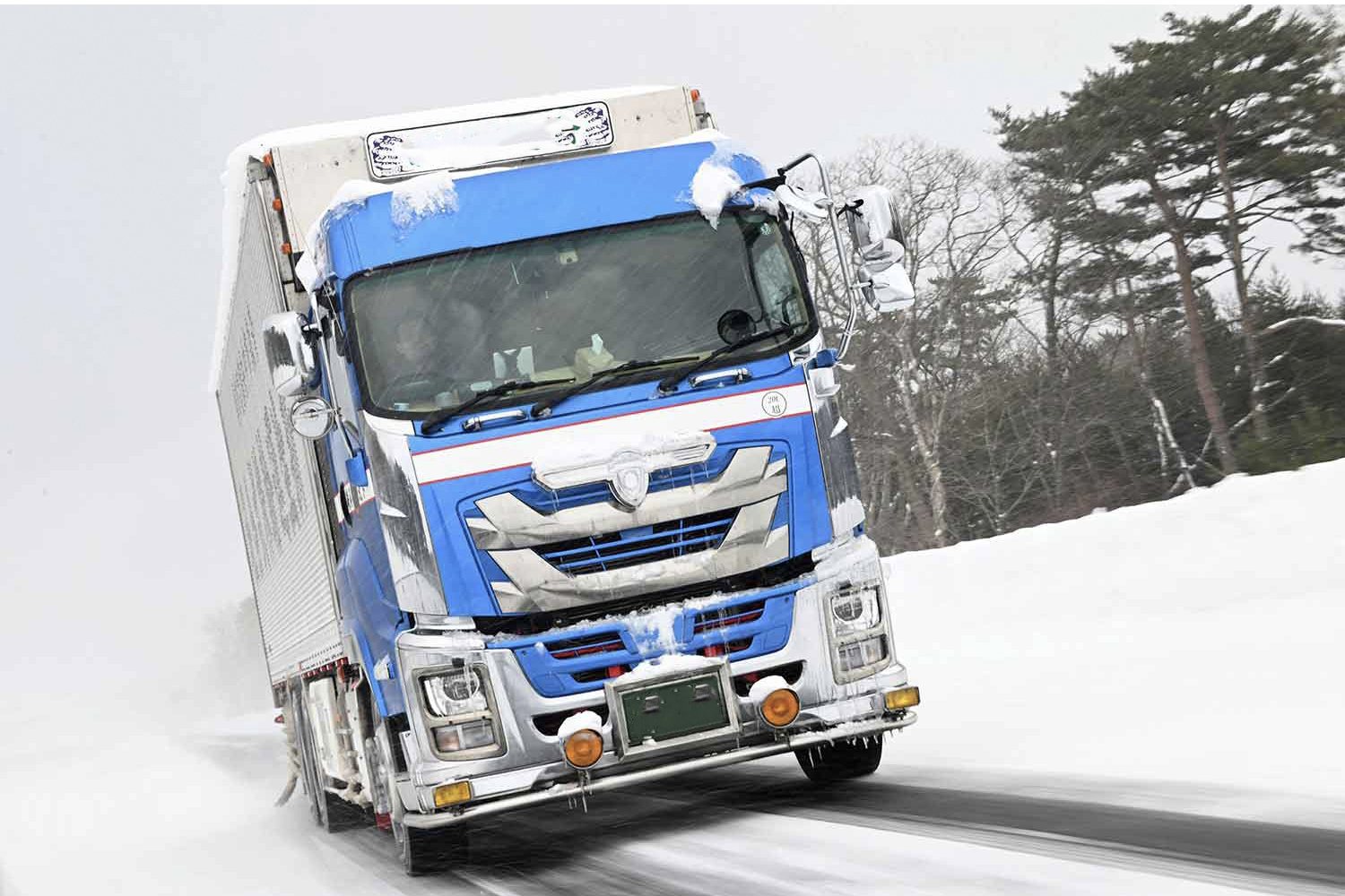 雪道を走るトラックのイメージ