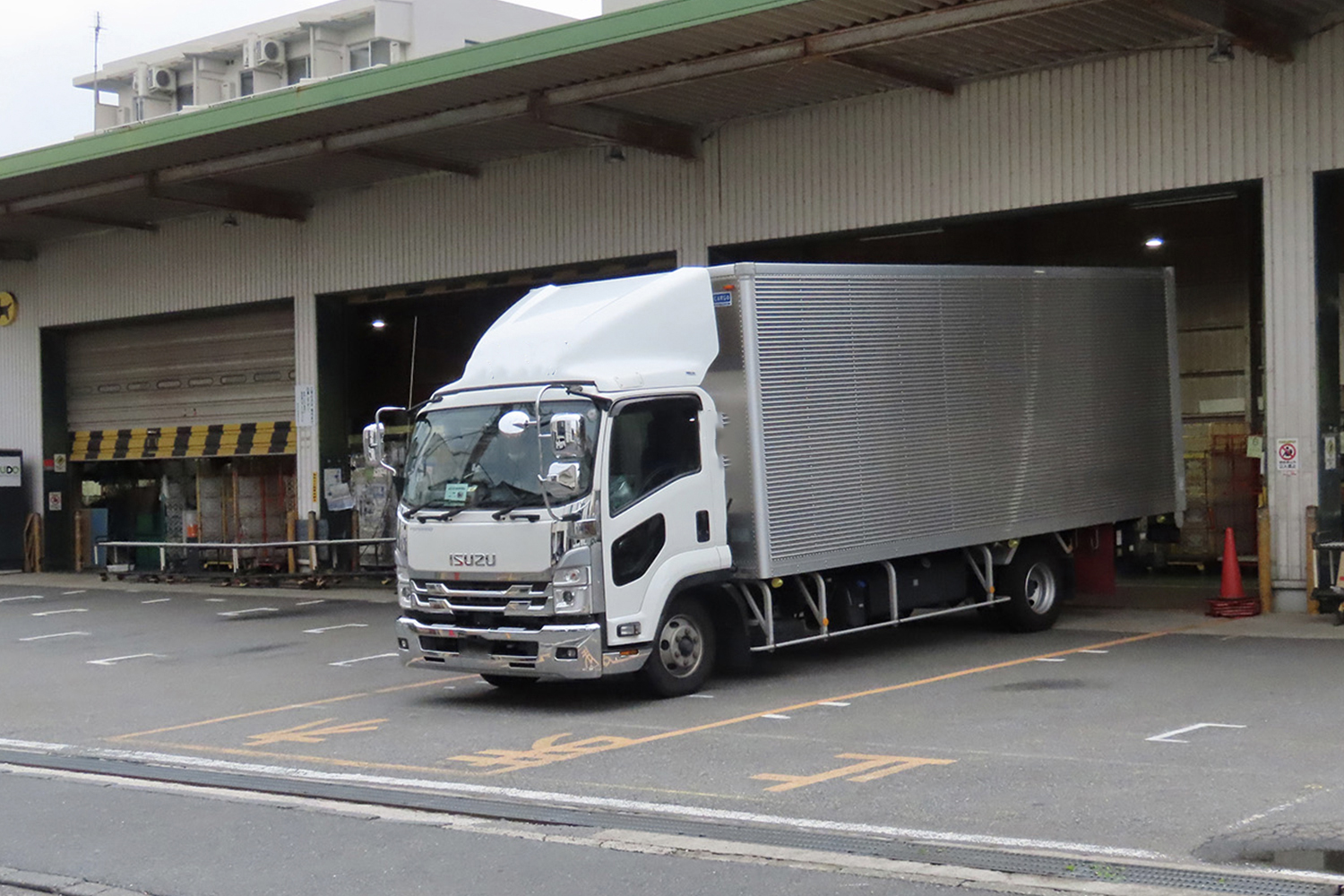 倉庫に停めたトラックのイメージ