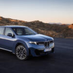 【画像】ノイエクラッセ第３弾とおぼしき新型BMW X5をPAで目撃！　偽装されているがBEVであることと鋭いヘッドライトは隠しきれず!! 〜 画像7
