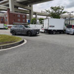 【画像】ノイエクラッセ第３弾とおぼしき新型BMW X5をPAで目撃！　偽装されているがBEVであることと鋭いヘッドライトは隠しきれず!! 〜 画像1