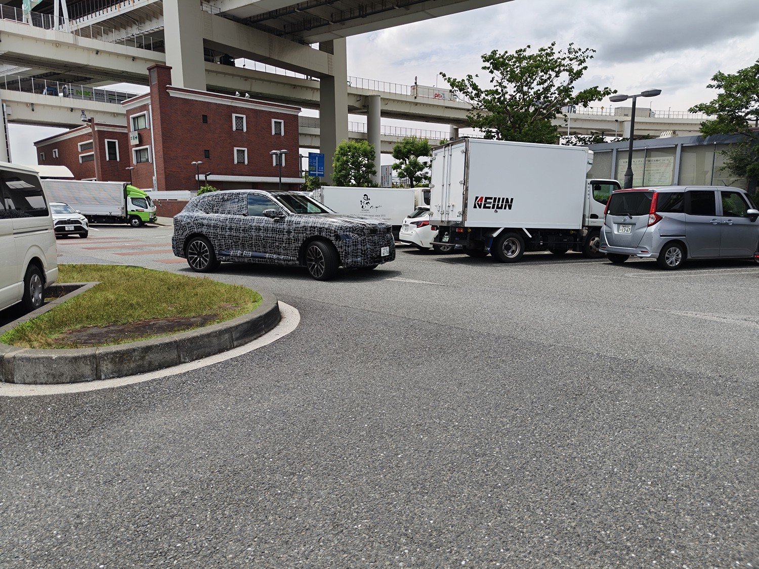 日本の道路でBMWの新型「X５」と思われる謎SUVを激写 〜 画像1