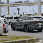 【画像】ノイエクラッセ第３弾とおぼしき新型BMW X5をPAで目撃！　偽装されているがBEVであることと鋭いヘッドライトは隠しきれず!! 〜 画像10