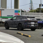 【画像】ノイエクラッセ第３弾とおぼしき新型BMW X5をPAで目撃！　偽装されているがBEVであることと鋭いヘッドライトは隠しきれず!! 〜 画像4