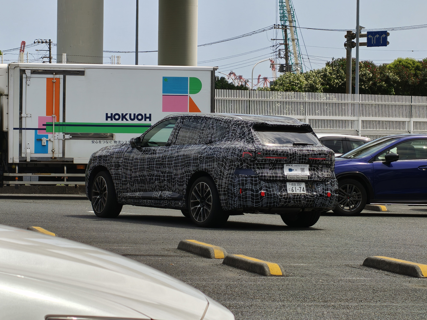 日本の道路でBMWの新型「X５」と思われる謎SUVを激写 〜 画像4